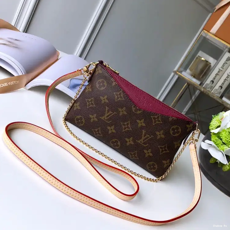 PALLAS Louis Vuitton CHANELUTCH 0520